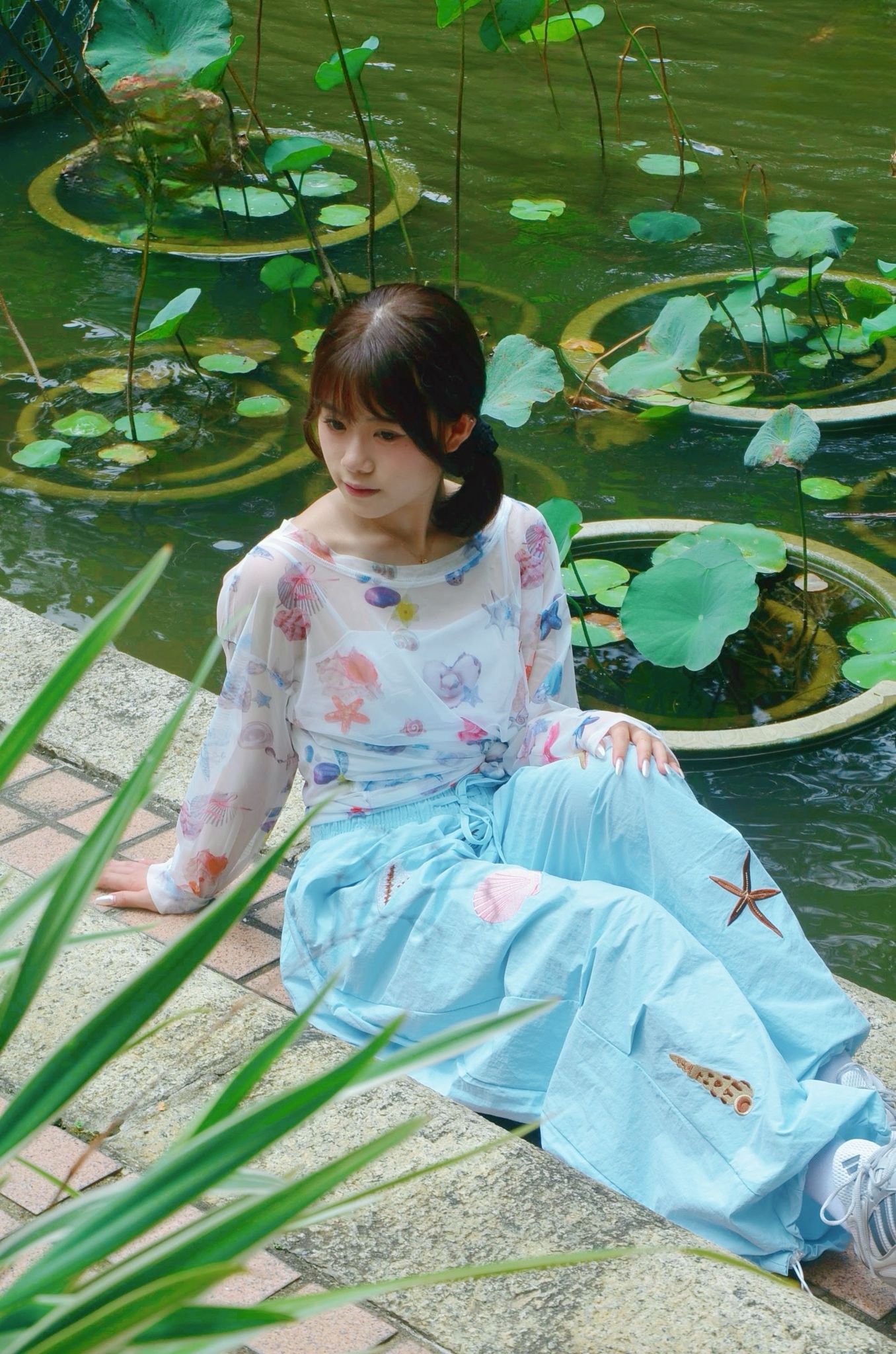 Embroidered shell print pants